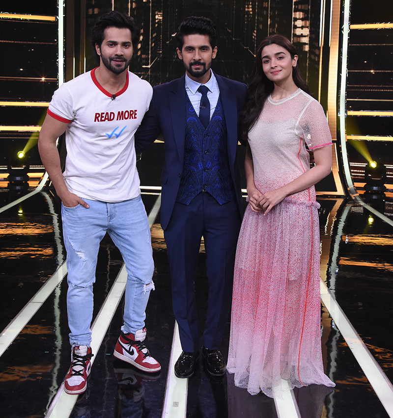 Varun Dhawan Alia Bhatt With Host Ravi Dubey On Sabse Smart Kaun