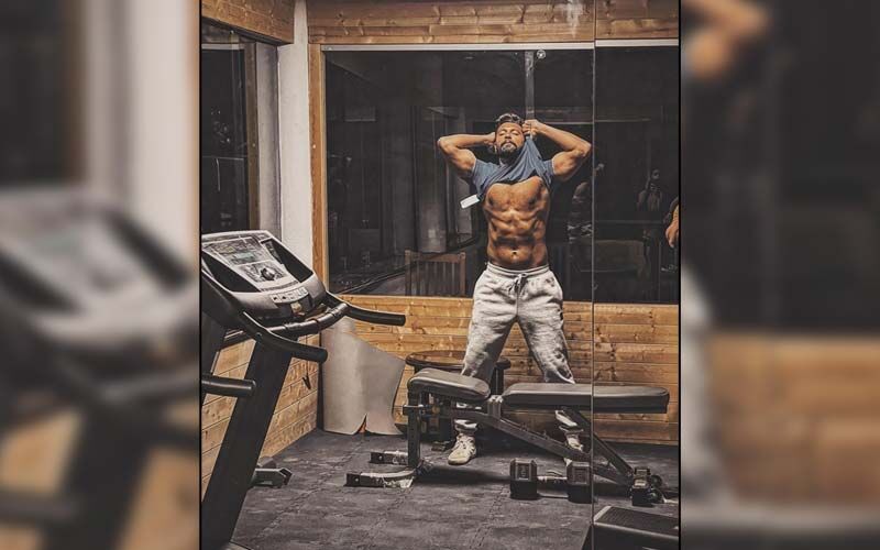 Vicky Kaushal Makes Fans Go 'Uff' As He Flaunts His Ripped Body In Latest Gym Photo; Netizens Can't Get Over His Hotness