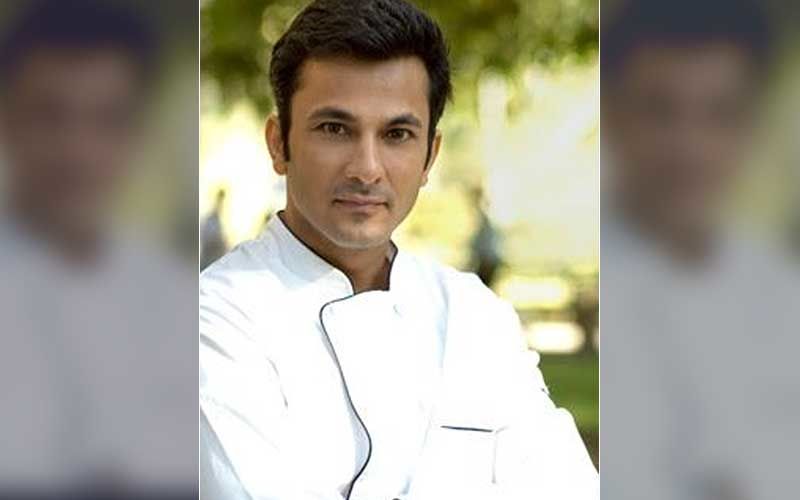Chef Vikas Khanna Is Distributing Sanitary Napkins To The Needy, Laments Men Are Refusing To Accept Them, ‘They Just Throw It On The Street’