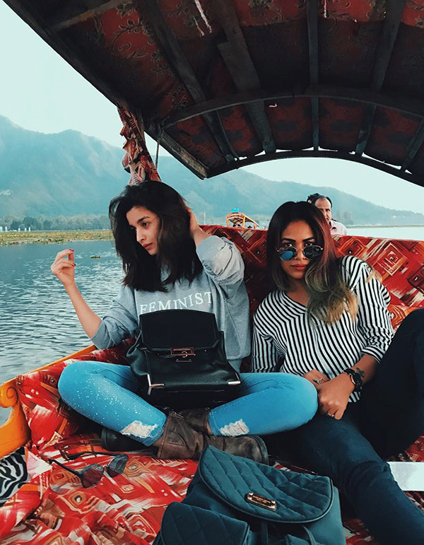 WOW Alia Bhatt spotted chilling with Meghna Gulzar Puneet B Saini on Raazi sets in Kashmir