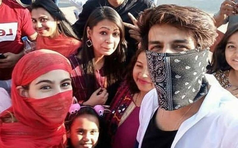 Kartik Aaryan And Sara Ali Khan Click Selfies With Fans But With Their Faces Covered