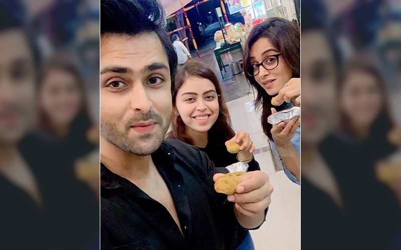 Dipika Kakar Ibrahim Relishes Panipuri With Hubby Shoaib And Sister-In-Law Saba On A Rainy Day – Pictures Inside