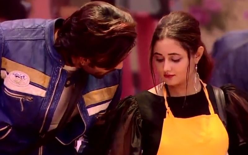 Bigg Boss 13: Rashami Desai Royally Ignores Arhaan Khan As He Follows Her Everywhere With A Ring – Inside Video