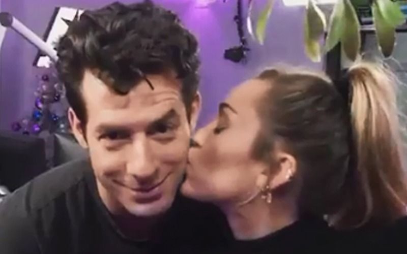 Miley Cyrus Kisses Mark Daniel Ronson Under The Mistletoe, Has Beau Cody Simpson Seen The Video Yet?