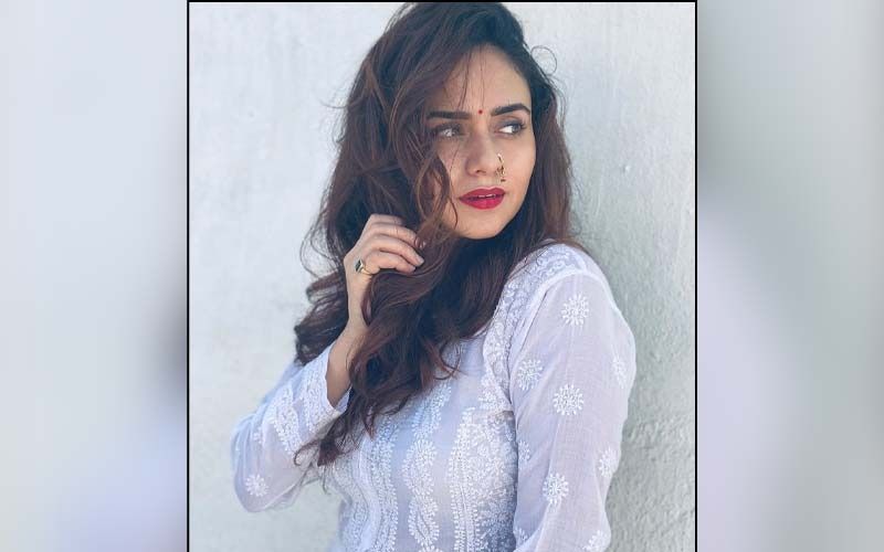 Amruta Khanvilkar Greets Her Fans With An Alluring Morning Post In Gorgeous Traditional Attire