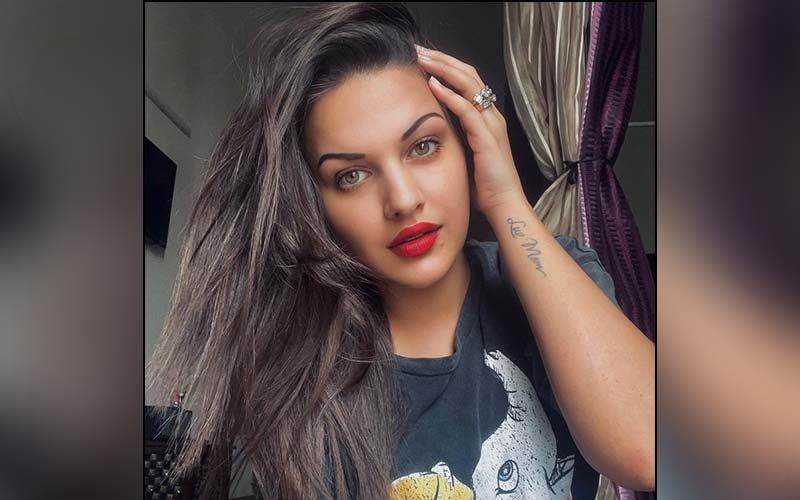 Himanshi Khurana Wins Over the Internet As She Drops Her Video of Playing Cricket With Kids On The Road; Watch