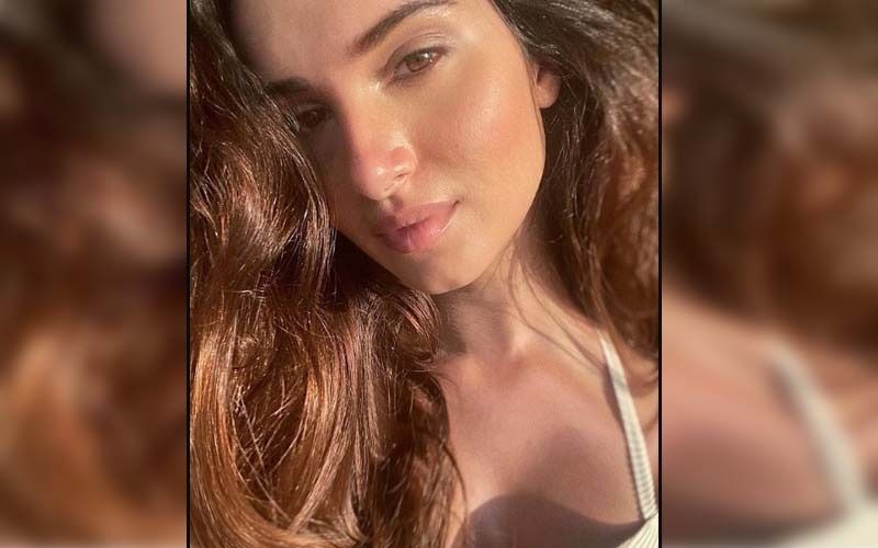 Tara Sutaria Is A Happy Soul While Relishing Cheesy Pizza For Breakfast On The Sets Of Ek Villain Returns; WATCH