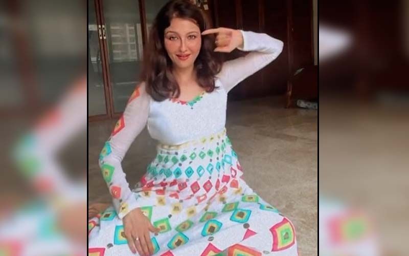 Bhabiji Ghar Par Hain’s Saumya Tandon Wows The Internet With Her Classical Dance Moves On Kareena Kapoor  Khan And Shahid Kapoor’s Song-Watch