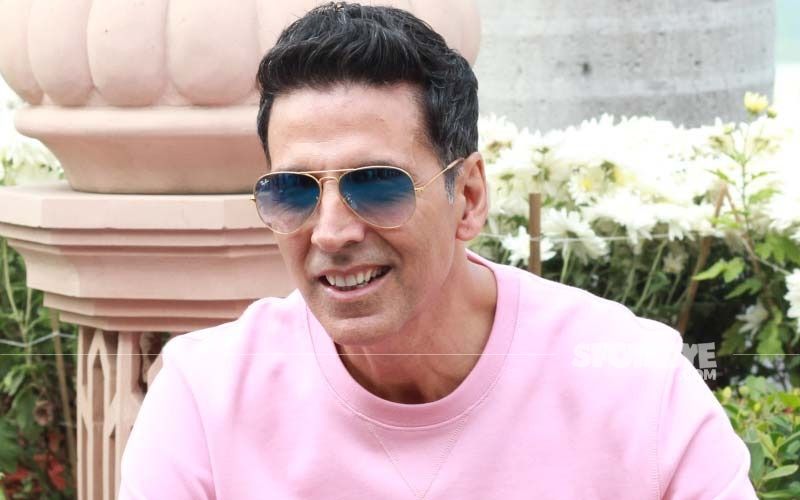 Akshay Kumar Viral Backpack With Strange LED Lights Costs Rs 35,000 And Its  Really a Show Stealer - Watch Video