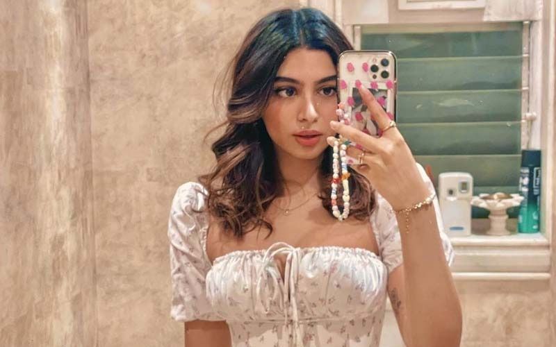 Rhea Kapoor-Karan Boolani Wedding Reception: Khushi Kapoor Drops Stunning ‘Bathroom Selfies’; Here’s How Janhvi Kapoor, Shanaya Kapoor And Aaliyah Reacted