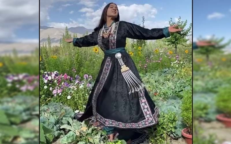 Sara Ali Khan, Clad In Ladakhi Goncha, Twirls On 'Yeh Kahaan Aa Gaye Hum’ In A Meadow Of Flowers In Ladakh; Watch Video