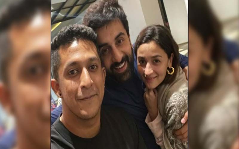 VIRAL PIC: Ranbir Kapoor Holds Ladylove Alia Bhatt Close To Him As They Strike A Happy Pose With Their Chef; Fans Call Them ‘Perfect Couple’