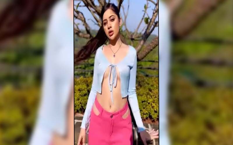 Urfi Javed TROLLED For Showing Off Her Cleavage In A Revealing Top; Netizen Says, ‘Faltu, Pura Badan Dikha Bs Apna’-SEE VIDEO