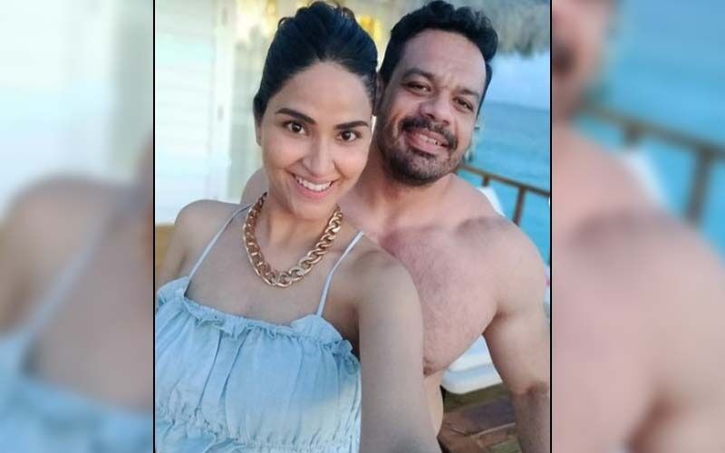 Smart Jodi: YouTubers Jodi Gaurav Taneja And Ritu Rathee Break Down In Tears After Former Kneels Down For His Wife And Expresses His Love-See VIDEO