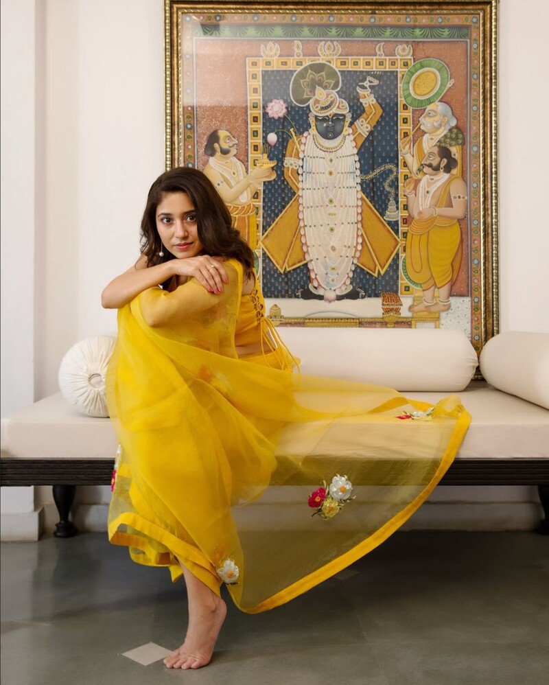 national handloom day 8 bollywood actresses who champion handloom and sustainable fashion