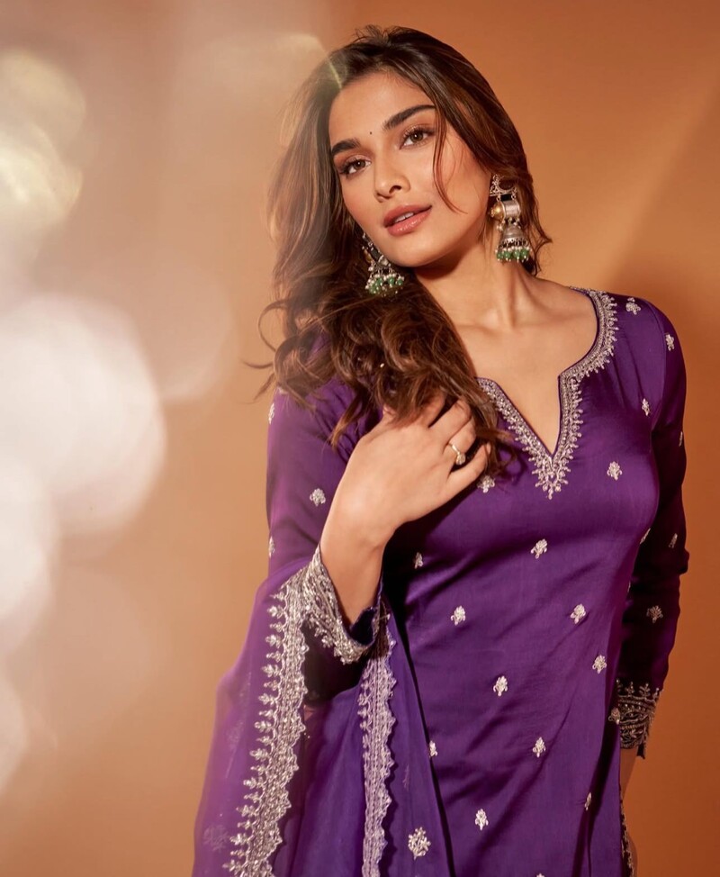 national handloom day 8 bollywood actresses who champion handloom and sustainable fashion national handloom day 8 bollywood actresses who champion handloom and sustainable fashion