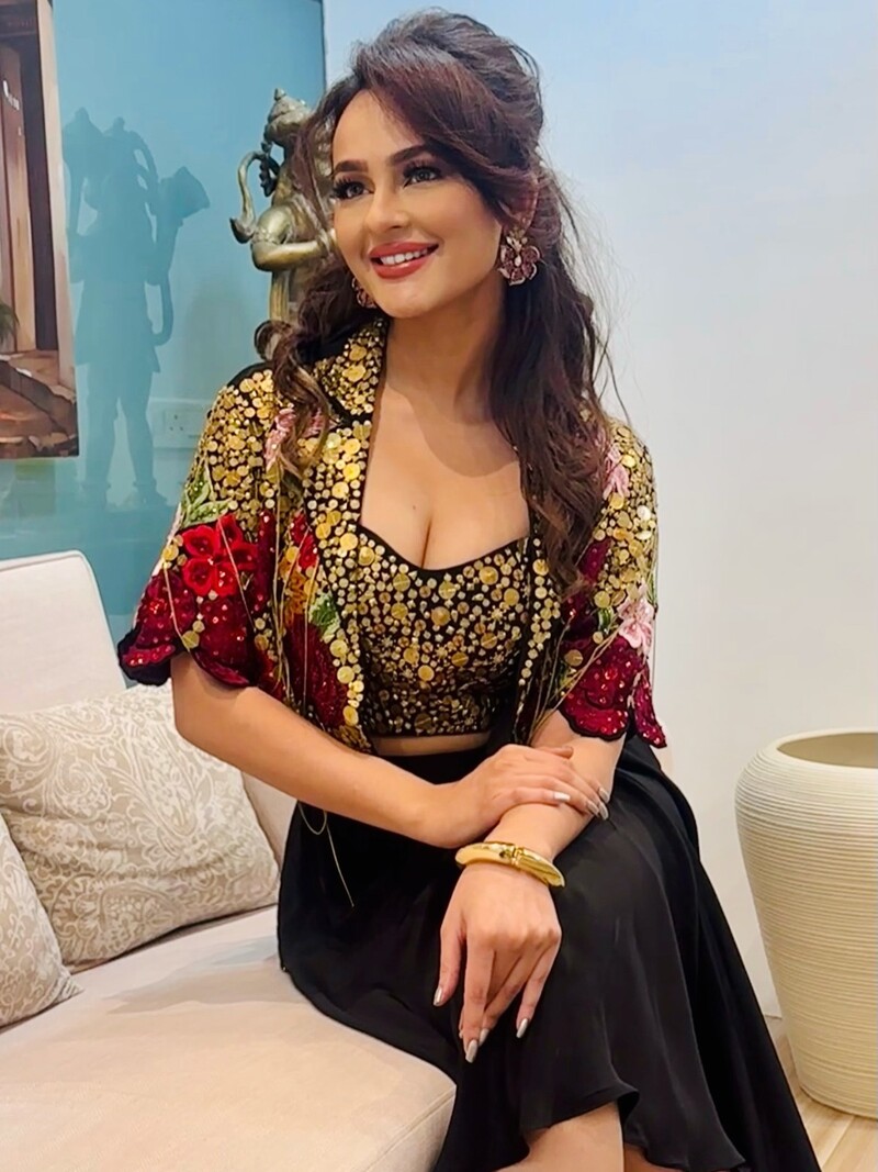 seerat kapoor s vintage lilly look by designer gazal gupta comes with a whopping price tag guess how much