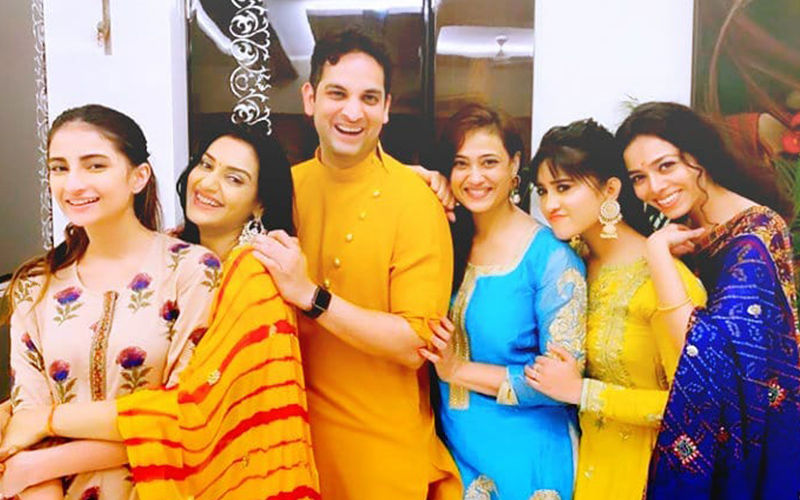 Ganeshotsav 2019: Yeh Rishta Kya Kehlata Hai’s Shivangi Joshi Bonds With Shweta Tiwari And Rati Pandey