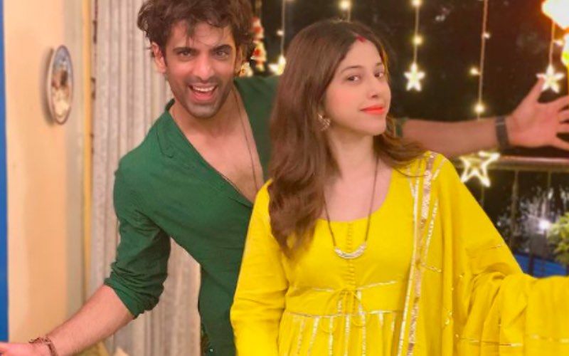 Preggers Aditi Malik Shows Her Baby Bump And Frowns At Hubby Mohit Malik As He Flaunts His Toned Mid-Riff; Says ‘Round Is A Shape’ – See Pic