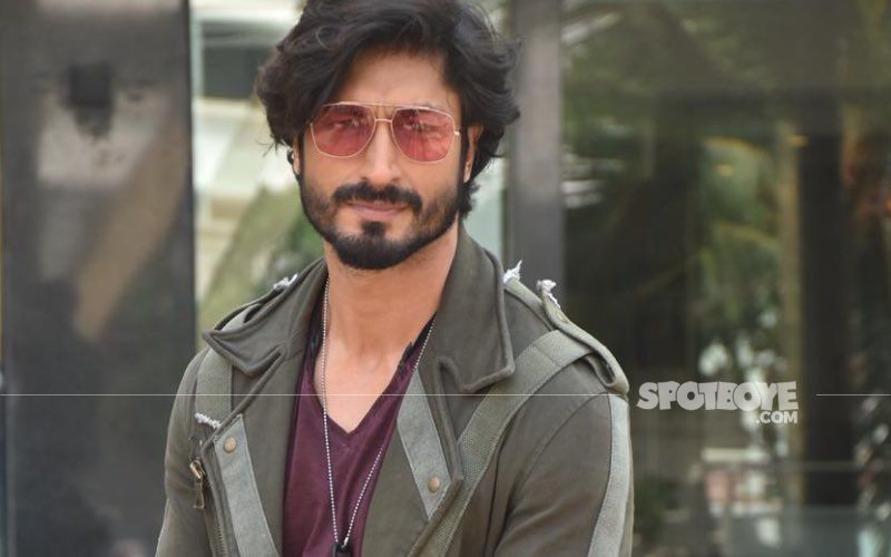 WOW! Vidyut Jammwal Surprises Female Fan With A Car Ride In His Aston Martin; Bollywood Are You Taking Notes?