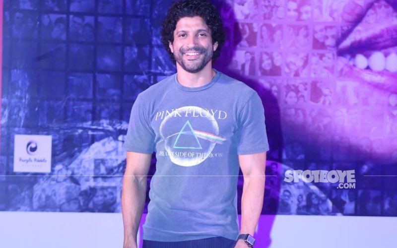 Farhan Akhtar Shuts Down A Naysayer After Getting Trolled Over COVID-19 Vaccine; Says 'Address De Tera, Naya Joke Book Bhejta Hoon'