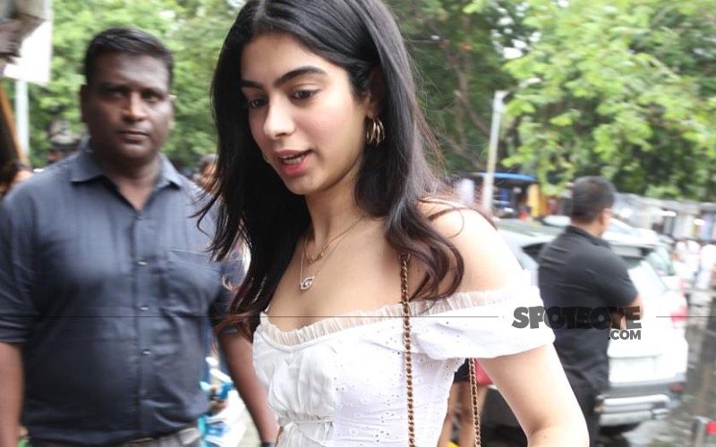 Janhvi Kapoor’s Sister Khushi Kapoor Surely Knows How To Make The Best Use Of The ‘Golden Hour’; The Result Of It Is Gorgeous