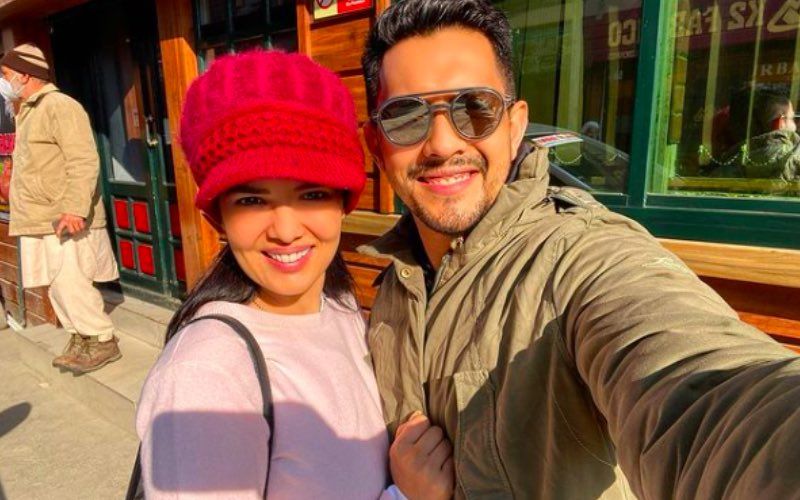 Kiss Day 2021: Aditya Narayan And Wife Shweta Agarwal Lock Lips As They Wish Fans; Also Shares A Valuable Tip