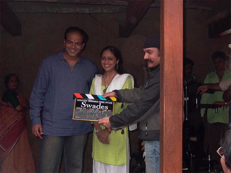 aamir khan holding the clapboard commencing swades shoot with ashutosh gowariker