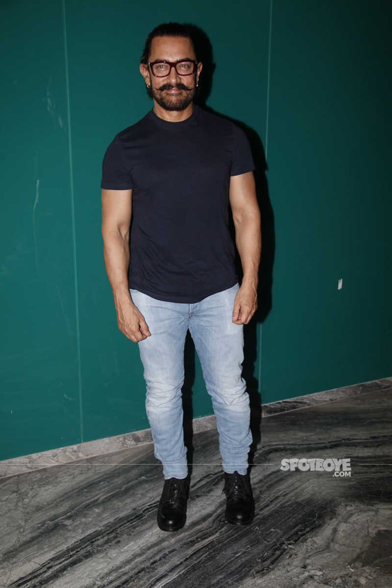 aamir khan poses for cameras