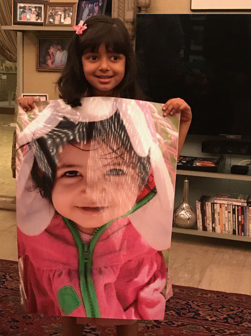 aaradhya bachchan with her poster