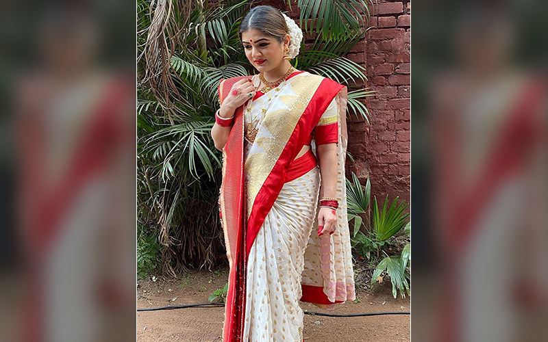 Actress Srabanti Chatterjee Looks Ethereal In A Traditional Bengali Saree