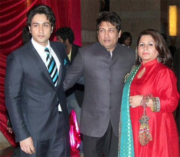 adhyayan suman with shekhar suman and mom