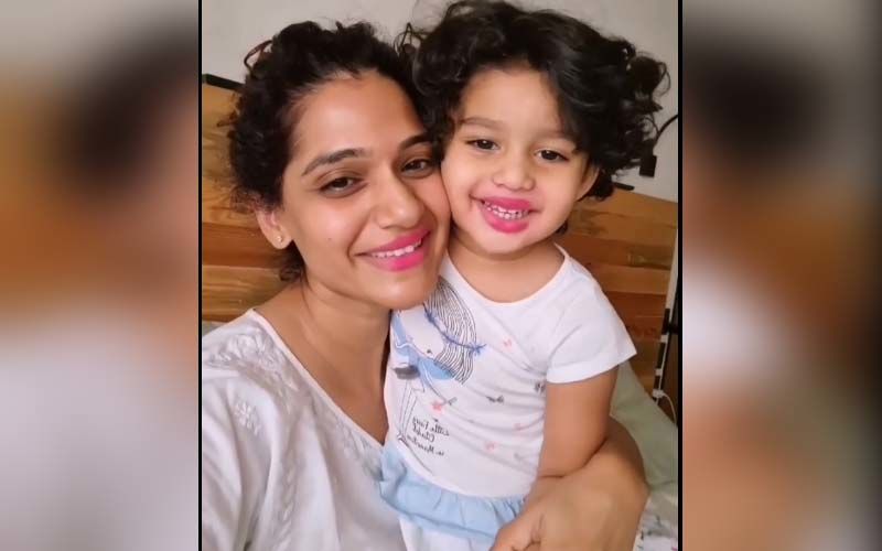 Daughter Jizah Plays Makeup With Mother Urmila Kothare, These Mother-Daughter Bonding Video Will Make You Go Aww!
