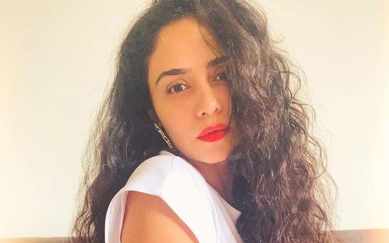 Amruta Khanvilkar Amazes Her Fans With Her Fitness Dedication