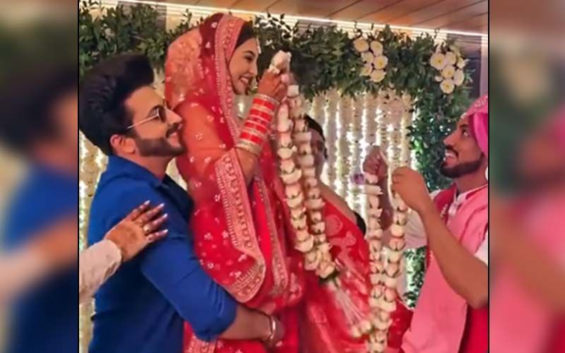 Shiny Doshi-Lavesh Kharijani Wedding: Kundali Bhagya Actor Dheeraj Dhoopar Lifts The Bride During Varmala- INSIDE VIDEOS