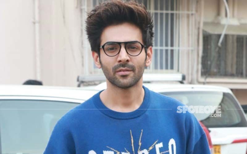 WATCH: Kartik Aaryan’s Fans Throng His Car To Catch His Glimpse In Delhi Streets; Actor Steps Out And Waves At Them