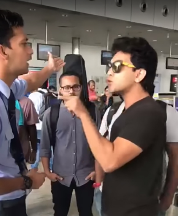 aditya narayan fighting at the airport
