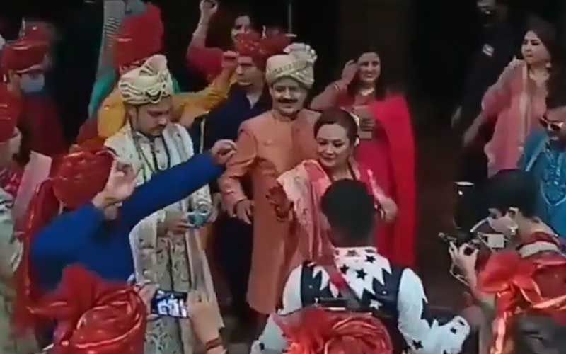Aditya Narayan-Shweta Agarwal Wedding: Bride And Groom Pick Colour Coordinated Outfits; Reach ISKCON Temple With Dhol For Rituals-WATCH VIDEO