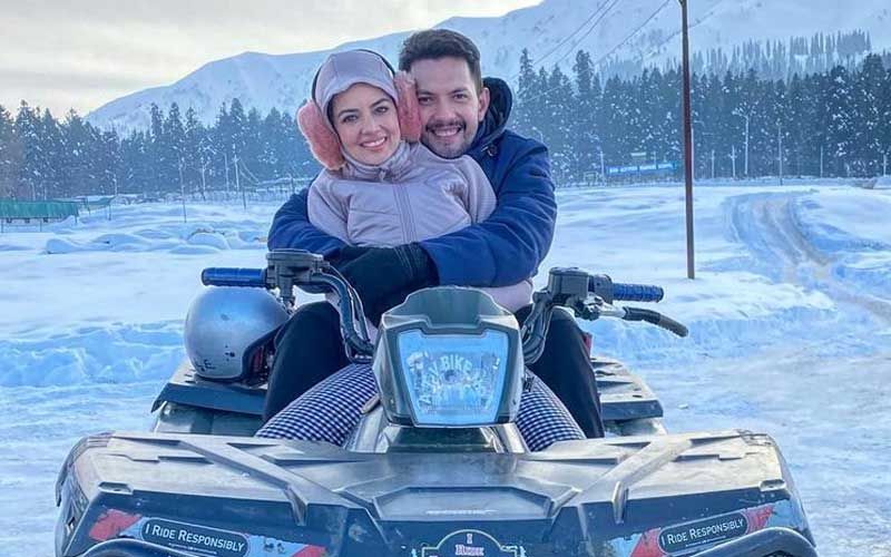 Aditya Narayan Drops Yet Another Romantic Picture With Wife Shweta Agarwal From Their Honeymoon In Kashmir; Snow Clad Mountains And Roads Can’t Be Missed