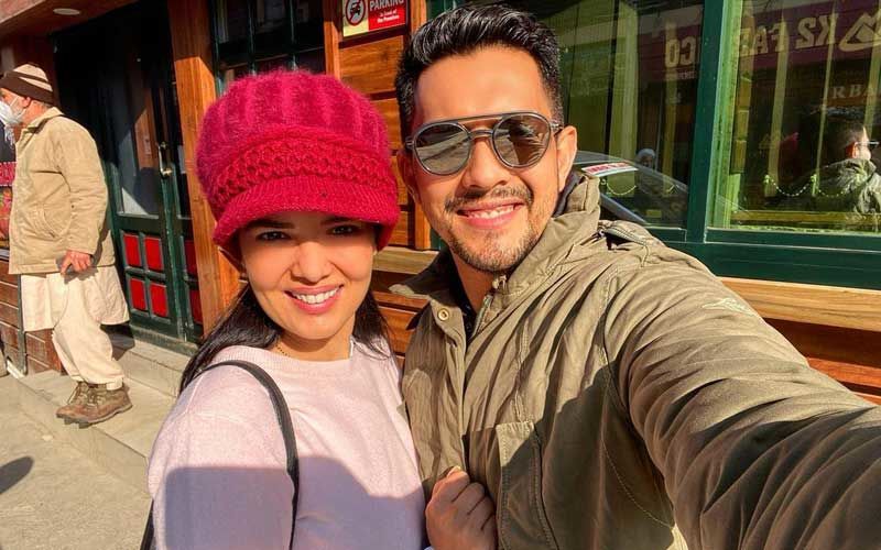Aditya Narayan Dashes Off To Kashmir With Wife Shweta Agarwal For Their Honeymoon; Shares A Cosy Picture From Snow Clad Mountain