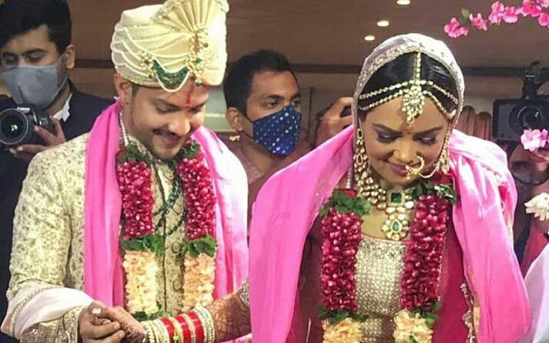 Aditya Narayan-Shweta Agarwal’s FIRST Wedding Picture Out; They Are Now Officially Hitched