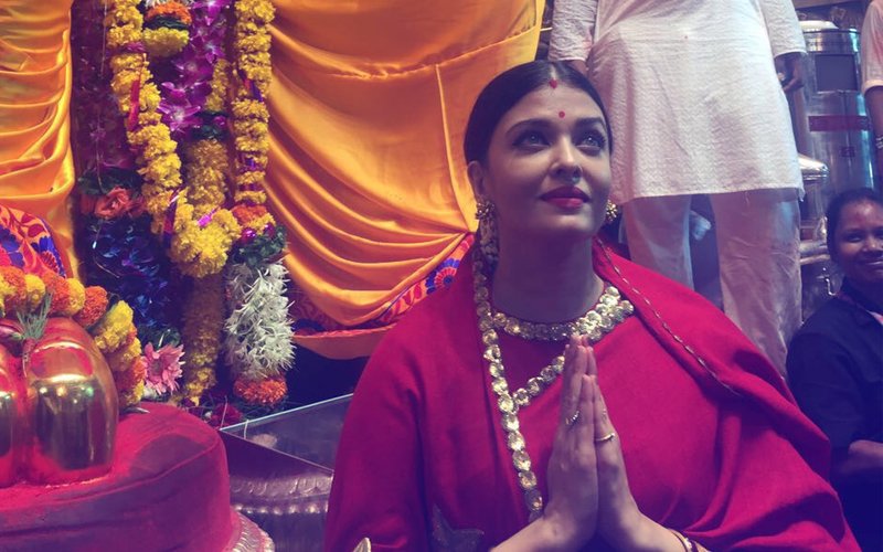 SEE PICS: Aishwarya Rai Bachchan Offers Prayers  To Lalbaugcha Raja