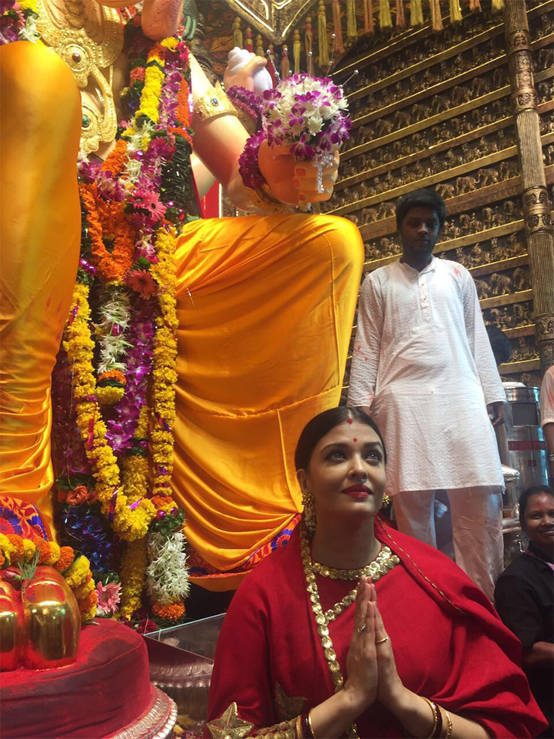 aishwarya rai bachchan offers prayers at lalbaugcha raja pandal