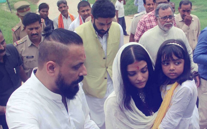 Aishwarya Rai Visits Allahabad With Abhishek & Aaradhya Bachchan To Immerse Her Father’s Ashes
