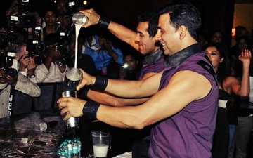 असल ज़िन्दगी में ये 9 बॉलीवुड सितारे नहीं पीते हैं शराब