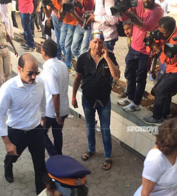 akshay khanna at his fathers vinod khanna funeral