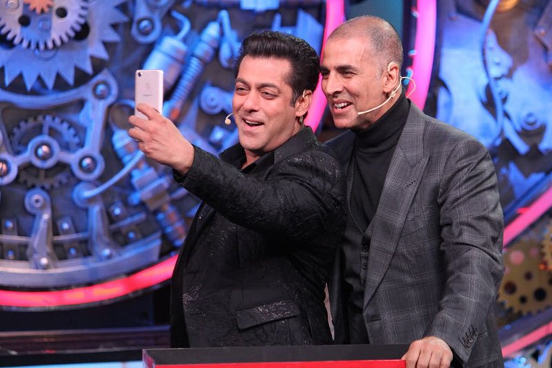 akshay kumar and salman khan take a selfie