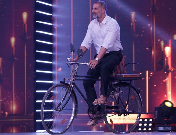 akshay kumar at zee cine awards