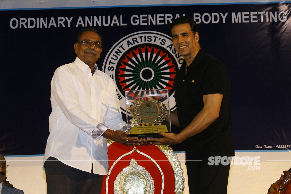 akshay kumar presented with an award