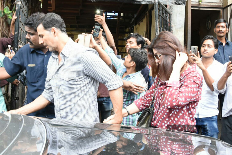 akshay kumar holds wife twinkle hand